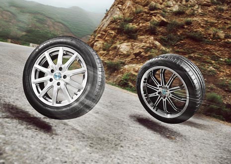 Toyo Proxes C100 (слева) и Yokohama ADVAN Sport V105 (справа)
