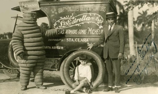 Здесь Michelin Man стоит рядом с автомобилем, использовавшимся для рекламы в Санта Кларе (США) в 1926 году