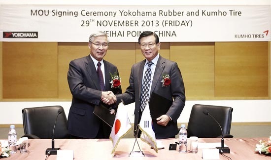 Президент Yokohama Таданобу Нагумо (слева) и президент Kumho Пак Сам Гу на церемонии подписания меморандума о понимании