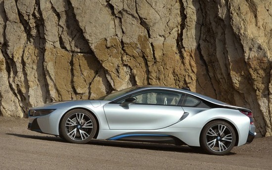 Спортивный гибрид BMW i8 «обуется» в шины Bridgestone: BMW i8 