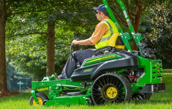 Газонокосилка John Deere, оснащенная безвоздушными шинами Michelin X Tweel Turf