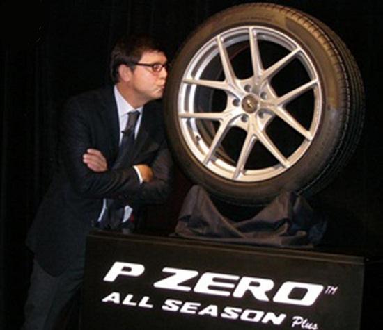 Риккардо Чики, старший вице президент Pirelli, демонстрирует, как высоко он ценит новые шины