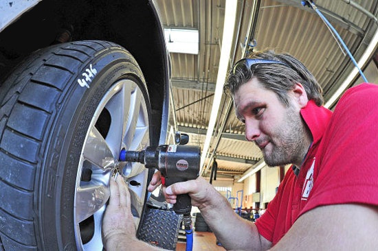Тест драйв покрышек для лета: Экономичность Michelin Primacy 3, Nexen N8000, Nokian Z G2, Pirelli Cinturato P7 225/45/17 Auto Bild 2012