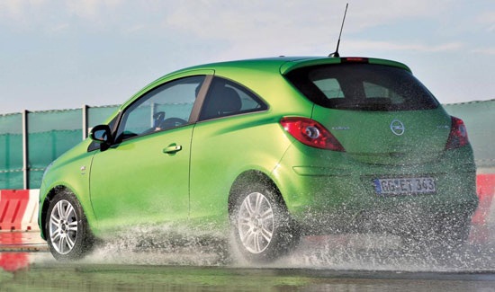 Испытание колеса для лета: управляемость на мокрой дороге Hifly HF201, Michelin Energy Saver, Nokian Hakka H, Pirelli Cinturato P1, Uniroyal Rain Expert 185/60/15 Auto Zeitung 2012