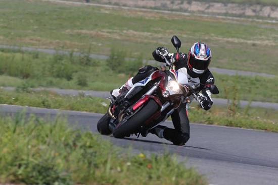 Сравнение резины для мотоциклов: Управляемость на сухой поверхности Full Bore M-1 Street Sport, Michelin Pilot Road 4, Mitas Sport Force, Nankang Roadiac Motorrad 2014