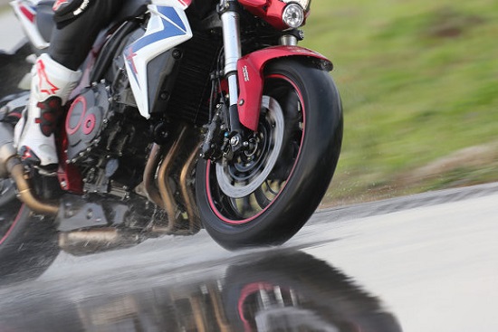 Тест драйв покрышек для мотоциклов: Поперечное сцепление на мокрой поверхности Full Bore M-1 Street Sport, Michelin Pilot Road 4, Mitas Sport Force, Nankang Roadiac Motorrad 2014