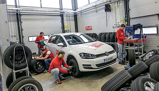 Тестирование покрышек для летних условий: Управляемость Continental ContiEcoContact 5, Michelin Energy Saver Plus, Nokian Hakka Green, Premiorri Solazo 195/65/15 Автоцентр 2014