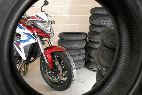 Тест драйв шин для мотоциклов: Тормозной путь Metzeler Roadtec Z8 Interact, Michelin Pilot Road 4, Pirelli Angel GT Motorrad 2014