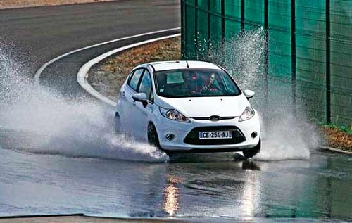 Тесты резины для летнего сезона: внедорожной Continental ContiCrossContact UHP, Dunlop Sport BluResponse, Falken Ziex ZE-914, Firestone Destination HP 215/65/16 2015 Auto Bild Allrad