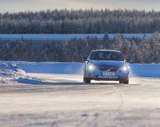 Обзор покрышек: Goodyear UltraGrip Ice 2, Michelin X-Ice XI3, Nokian Hakkapeliitta R2 205/55 R16 Vi Bilagare 2015