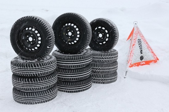 Сравнительные характеристики автошин: Motor Continental WinterContact TS 860, Goodyear UltraGrip 9 205/55/16 Motor 2016