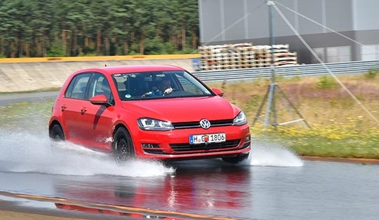 Сравнительный тест шин для летнего сезона: Bridgestone Turanza ER300, Goodyear EfficientGrip Performance 205/55/16 Auto Bild China 2016