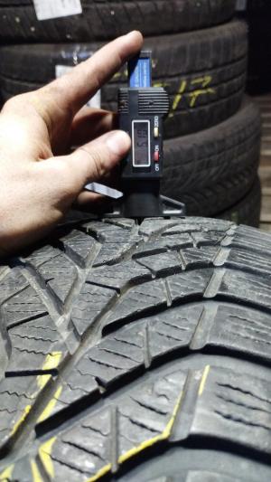 Yokohama BluEarth Winter V905 215/65 R16 остаток 6 мм